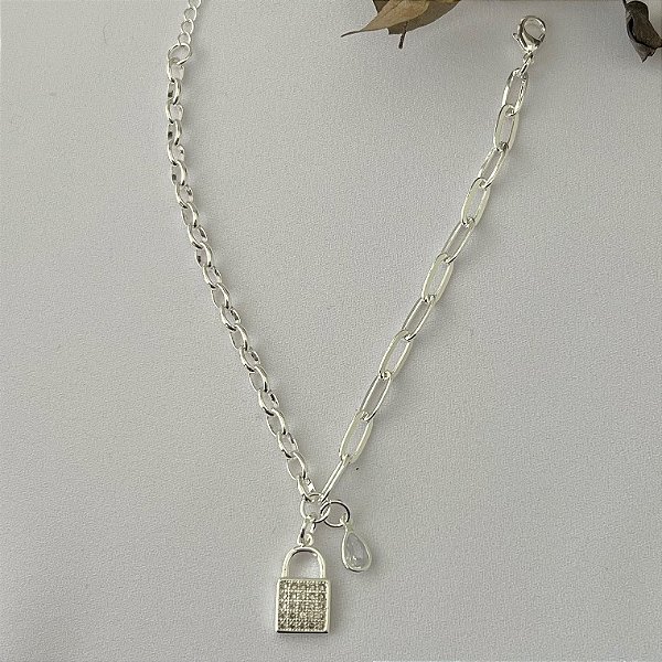 Pulseira com cadeado cravejado e ponto de luz em gota em banho de prata silver