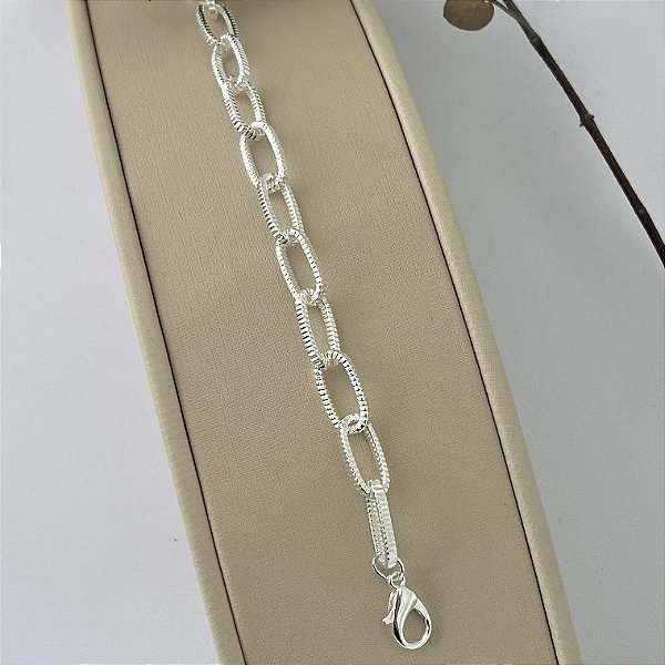 Pulseira de elos retangulares texturizados em banho de prata silver