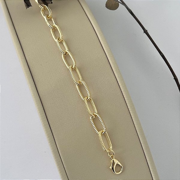Pulseira de elos retangulares texturizados em banho de ouro 18k