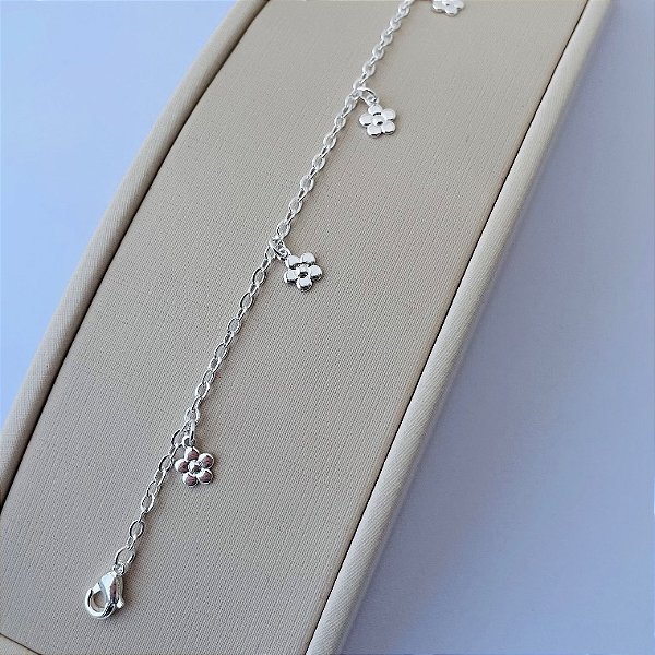 Pulseira com pingentes de flores em banho de prata silver