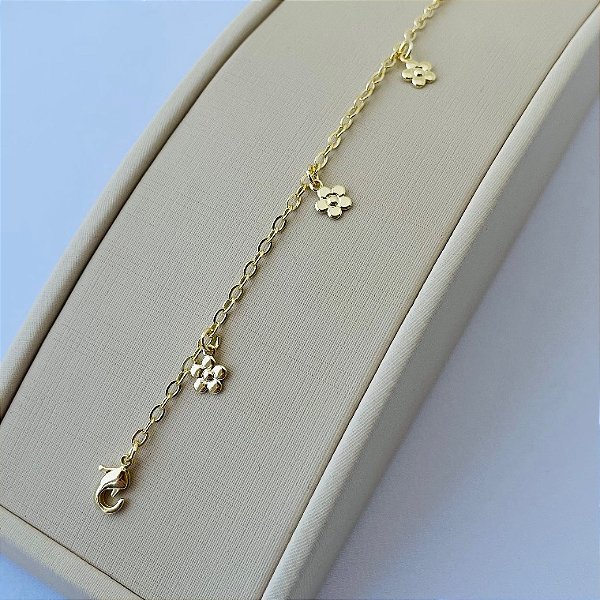 Pulseira com pingentes de flores em banho de ouro 18k