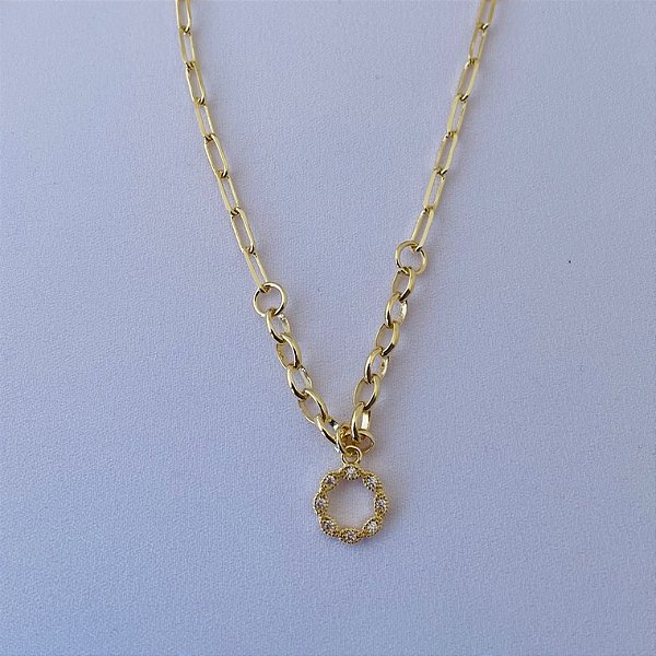 Pulseira com pingente circulo cravejado vazado em banho de ouro 18k