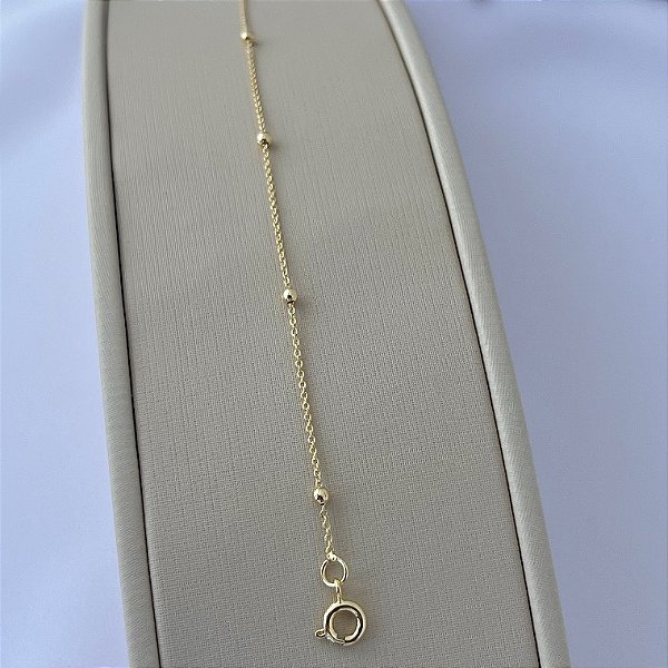 Pulseira infantil de mini bolinhas lisas em banho de ouro 18k