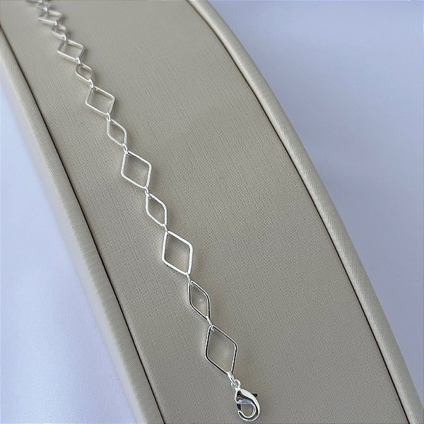 Pulseira de losangos vazados em banho de prata silver