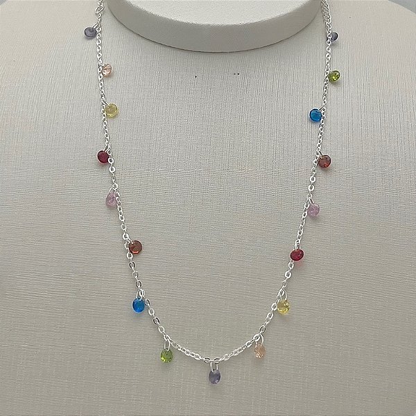 Colar com bolinhas coloridas penduradas em banho de prata silver