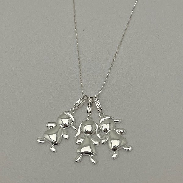 Colar dois meninos e uma menina grande com a contra argola cravejada em banho de prata silver
