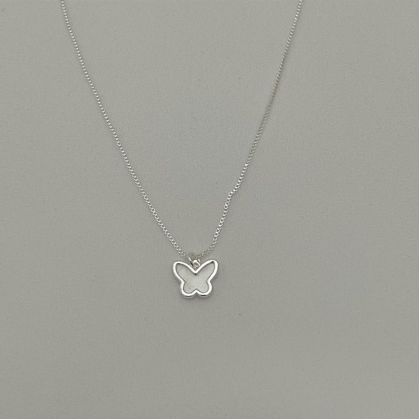 Colar mini borboleta madrepérola em banho de prata silver