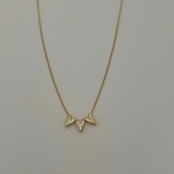 Colar pingente de três corações cravejados em banho de ouro 18k