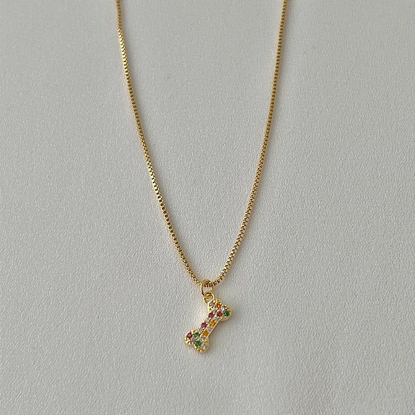 Colar com pingente de osso cravejado colorido em banho de ouro 18k