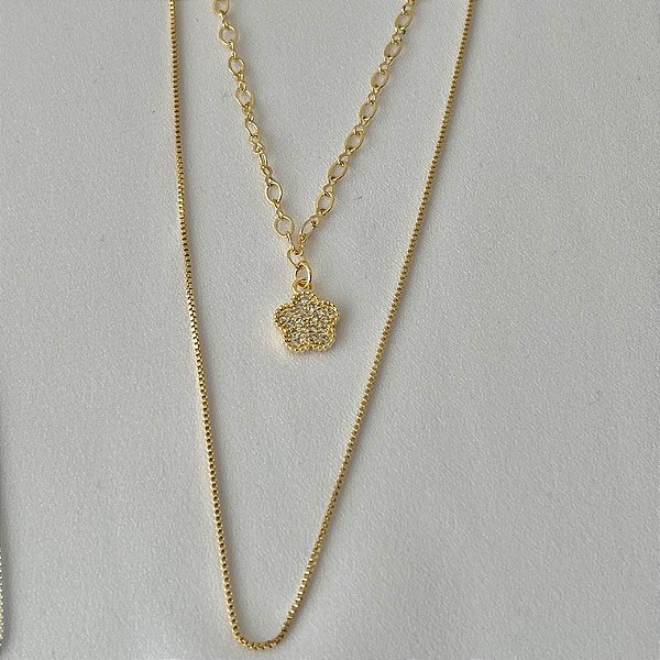 Colar duplo com pingente de flor cravejado em banho de ouro 18k