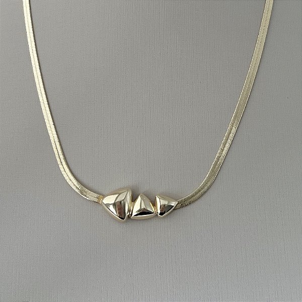 Colar fita com três triângulos lisos em banho de ouro 18k