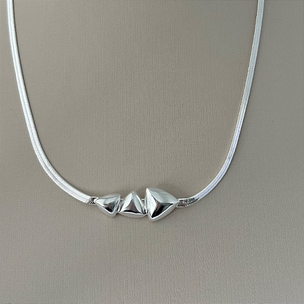 Colar fita com três triângulos lisos em banho de prata silver