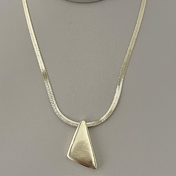 Colar fita com triângulo em chapa em banho de ouro 18k