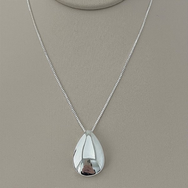 Colar gota lisa em banho de prata silver