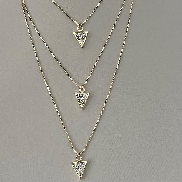 Colar triplo pingentes de triângulos cravejados em banho de ouro 18k