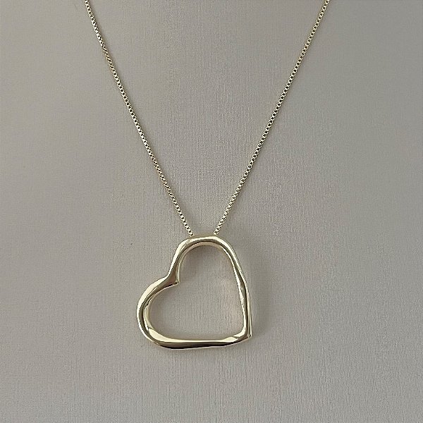 Colar pingente coração vazado em banho de ouro 18k