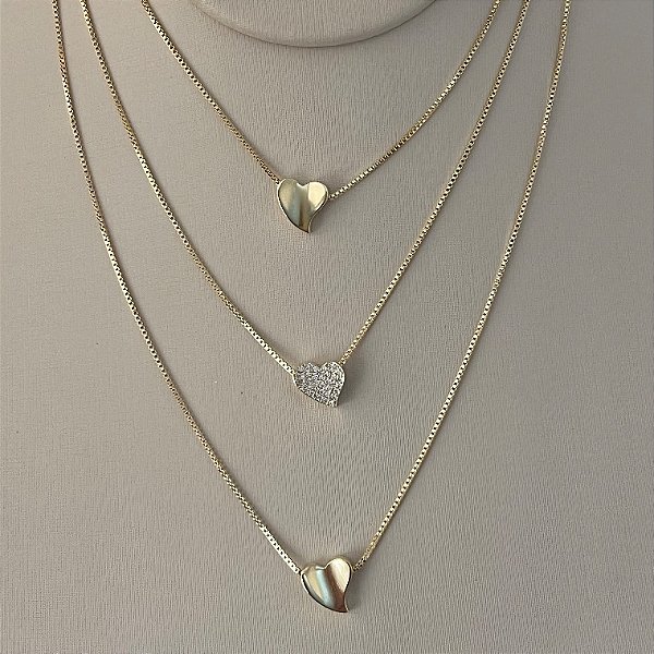 Colar triplo pingentes de corações liso e cravejado em banho de ouro 18k