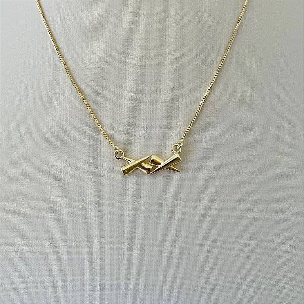 Colar pingente em X em banho de ouro 18k