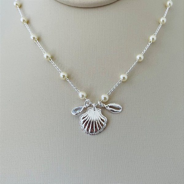 Colar de pérolas com conchas em banho de prata silver