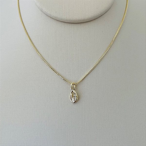 Colar de mini concha em banho de ouro 18k