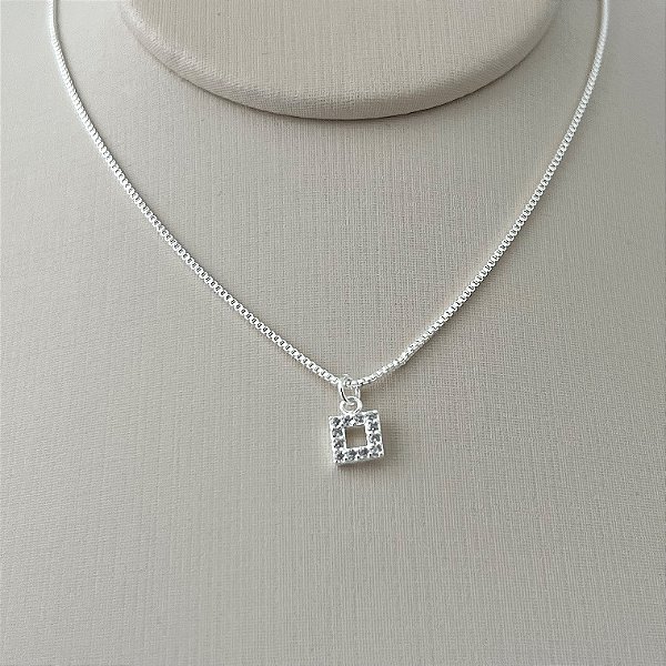 Colar mini quadrado cravejado em banho de prata silver