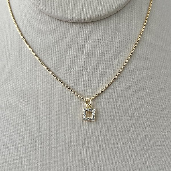Colar mini quadrado cravejado em banho de ouro 18k