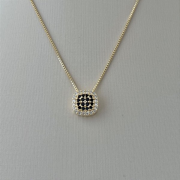 Colar de pingente quadrado cravejado preto em banho de ouro 18k
