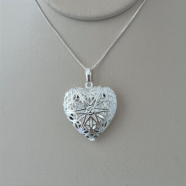 Colar relicário coração vazado em banho de prata silver