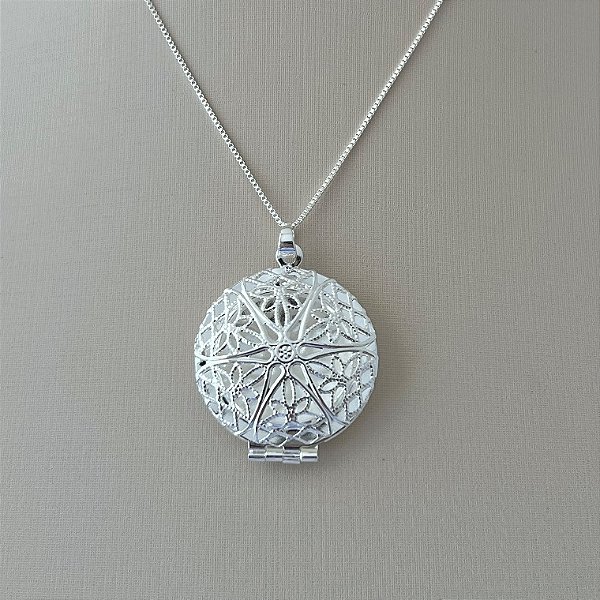 Colar relicário redondo vazado em banho de prata silver