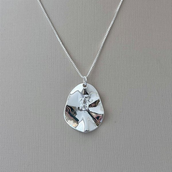 Colar pingente orgânico ponto luz central em banho de prata silver