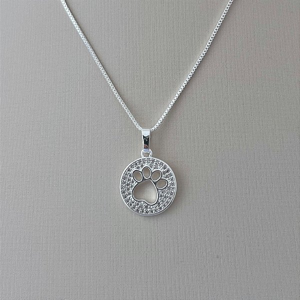 Colar pingente de medalha pata cachorro cravejada em banho de prata silver