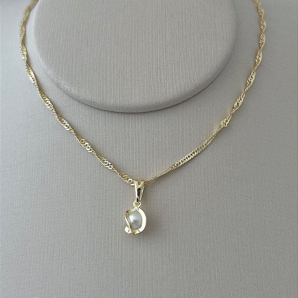 Colar pingente de pérola entrelaçada em banho de ouro 18k