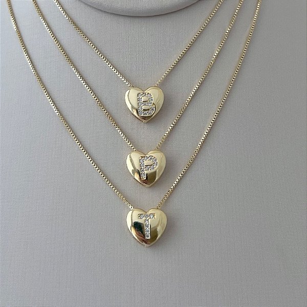 Colar coração de letras variadas cravejadas em banho de ouro 18k