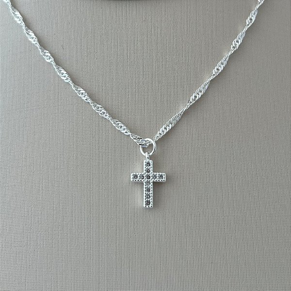 Colar pingente de cruz cravejada em banho de prata silver