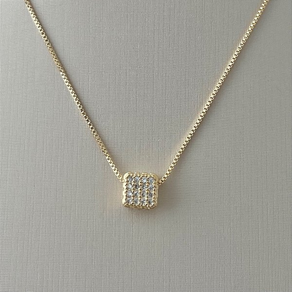 Colar pingente quadrado cravejado em banho de ouro 18k
