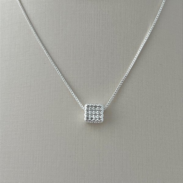 Colar pingente quadrado cravejado em banho de prata silver