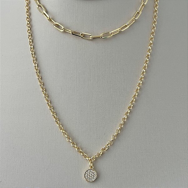 Colar duplo com pingente redondo cravejado em banho de ouro 18k