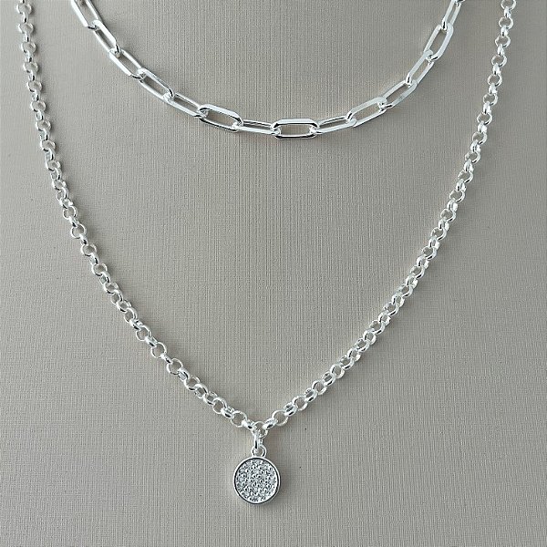 Colar duplo com pingente redondo cravejado em banho de prata silver