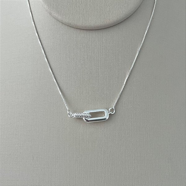 Colar quadrados entrelaçados em banho de prata silver