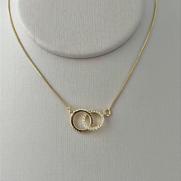 Colar círculos cravejados entrelaçados em banho de ouro 18k