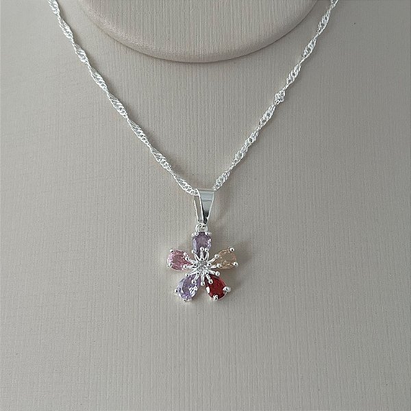 Colar flor cravejada colorida em banho de prata silver