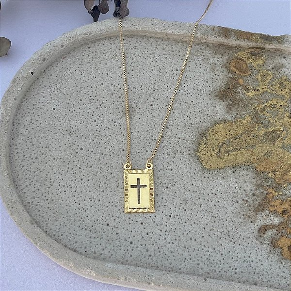 Colar pingente cruz vazada em banho de ouro 18k