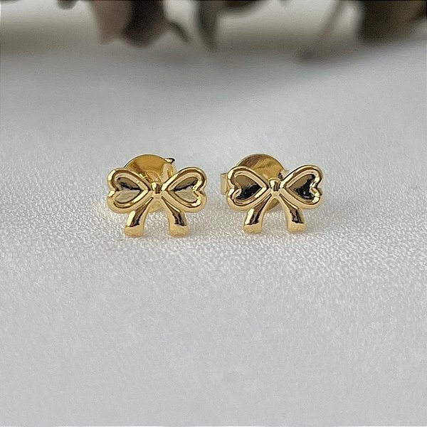 Brinco infantil de laço liso em banho de ouro 18k