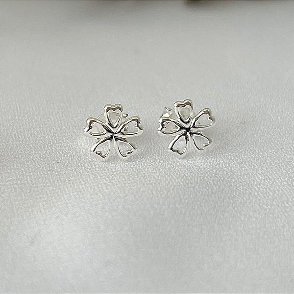 Brinco infantil flor lisa vazada em banho de prata silver