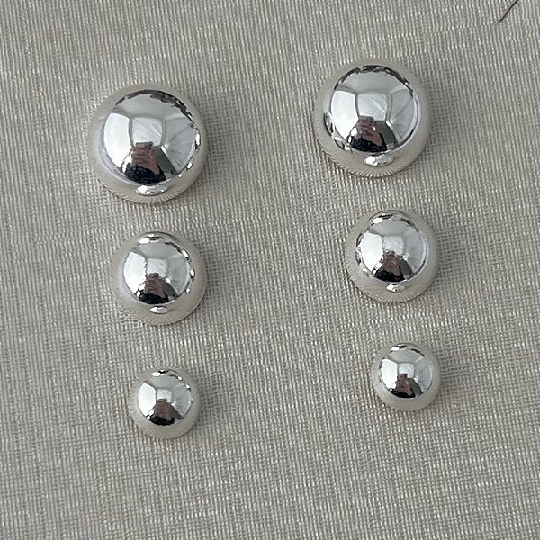 Trio de brincos meia bola lisa em banho de prata silver