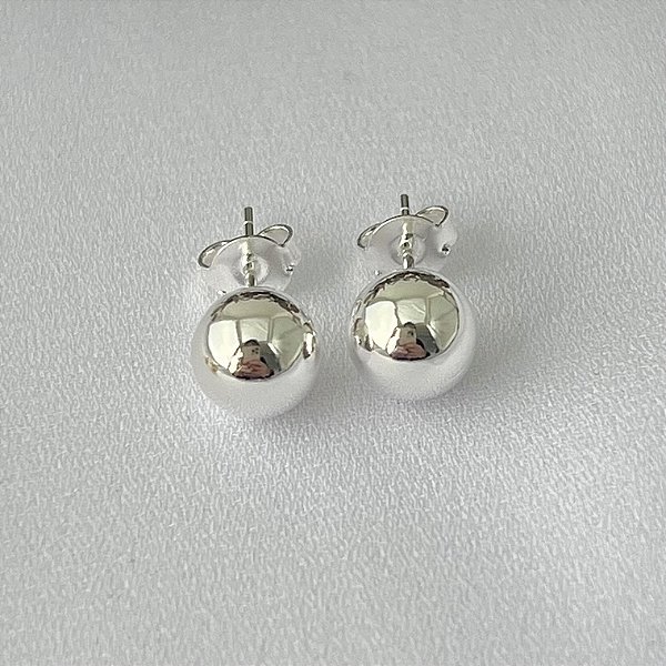 Brinco bola GG lisa em banho de prata silver