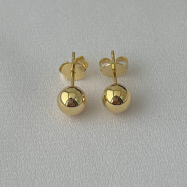 Brinco bola G lisa em banho de ouro 18k