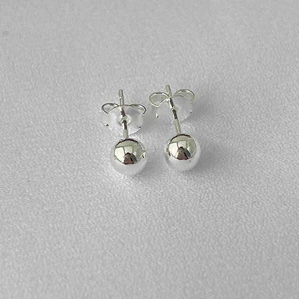 Brinco bola M lisa em banho de prata silver