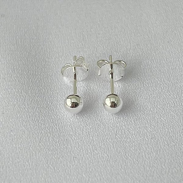 Brinco bola P lisa em banho de prata silver