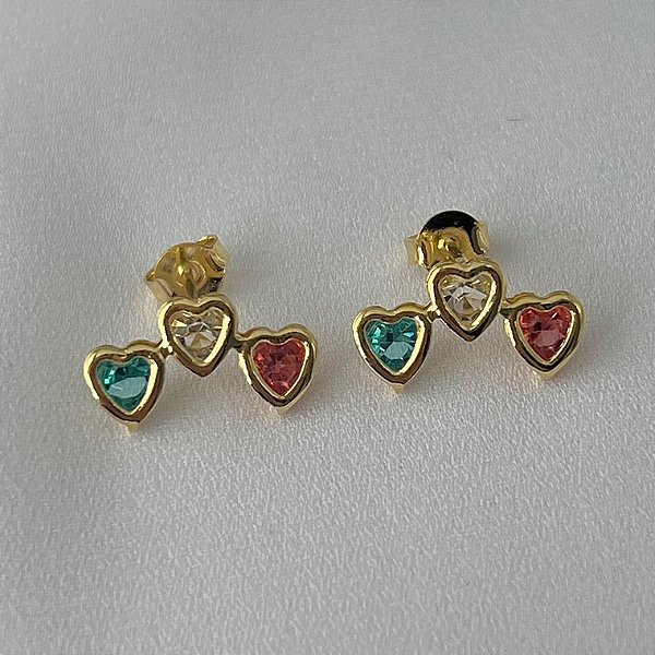 Brinco infantil três corações coloridos em banho de ouro 18k